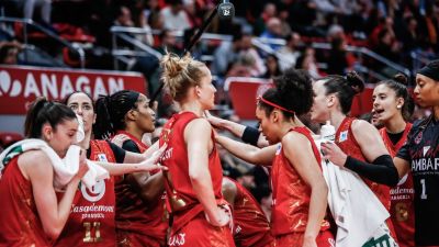 Las jugadoras del Casademont Zaragoza, en un tiempo muerto del partido.