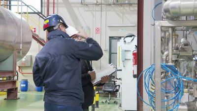 La consejera de Economía del Gobierno de Aragón, Marta Gastón, ha visitado este viernes la fábrica de Solutex en Mallén./ Aragón TV.