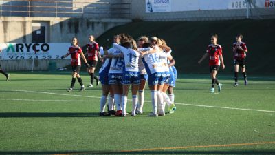 Las jugadoras del Zaragoza CFF celebran un gol.
