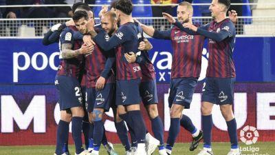 Los jugadores de la SD Huesca celebran el 1-0.