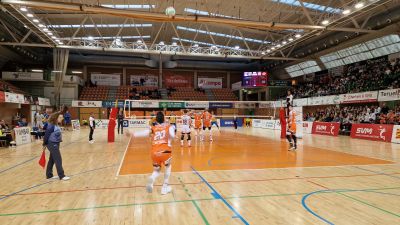 El Pamesa Teruel durante un saque en el encuentro ante el Guaguas