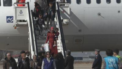 Momento de la llegada de los refugiados Sirios a la base de Torrejón de Ardoz.