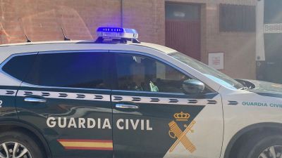 Momento en el que trasladan al detenido desde el cuartel de la Guardia Civil de Casetas. / Informativos Aragón TV.