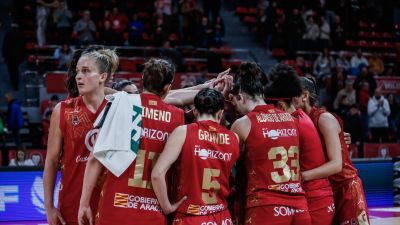 Las jugadoras del Casademont Zaragoza celebran su victoria sobre IDK.