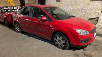 El detenido pinchó las cuatro ruedas del coche de su madre antes de atrincherarse. / Guardia Civil