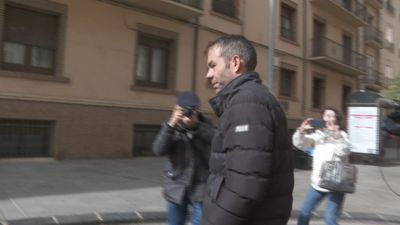 Carlos Aranda saliendo del juzgado tras su detención.