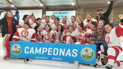 Elena Paules levanta el trofeo de Liga. Foto: Aragón Deporte