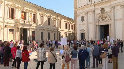 Concentración de la plataforma Mujeres en la Iglesia en la plaza de la Seo (Zaragoza), este sábado.