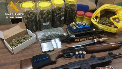 Material incautado al detenido. / Guardia Civil