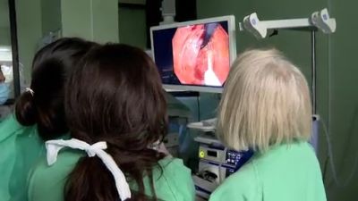 Médicos del Hospital Universitario El Clínico de Zaragoza durante una operación