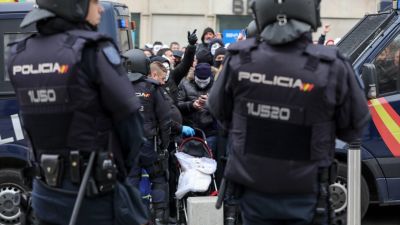 Agentes de la Policía Nacional frente a los manifestantes concentrados en el Congreso de los Diputados en marzo de 2020. / Europa Press.