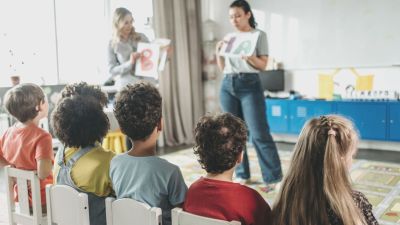 Niños en clase. / Canva