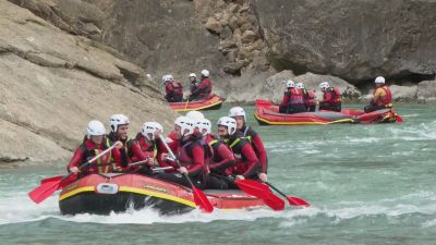 Un grupo de jóvenes haciendo rafting este sábado en el río Gallego.