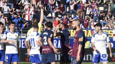 López Toca ha mostrado hasta dos tarjetas rojas en el derbi.