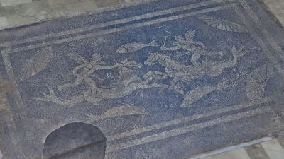El mosaico decoraba el vestíbulo de unas termas.