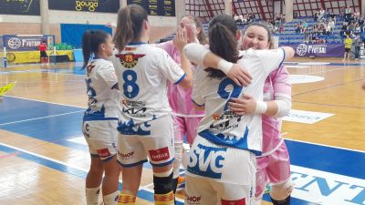 Las jugadoras del Sala Zaragoza, en la pista del Futsal Alcantarilla.