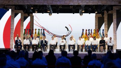 El Rey, Pedro Sánchez y los líderes iberoamericanos durante un acto de la Cumbre