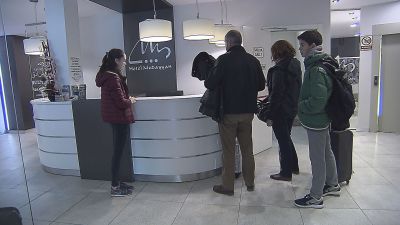 Visitantes espera en la recepción de un hotel