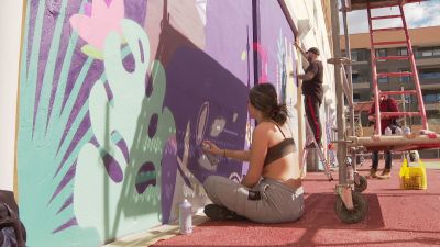 Jóvenes grafiteros decoran las paredes de Giesa
