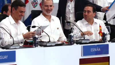 El presidente del Gobierno, Pedro Sánchez (i), el rey Felipe VI, y el ministro de Asuntos Exteriores, José Manuel Albares (d), en una de las sesiones de la Cumbre. (EFE/Moncloa/Fernando Calvo)