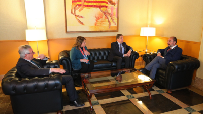 El ministro de Agricultura, Pesca y Alimentación, Luis Planas, con el presidente aragonés, Javier Lambán; el consejero de Agricultura, Joaquín Olona, y la delegada del Gobierno en Aragón, Rosa Serrano. / Gobierno de Aragón