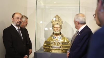 El presidente de Aragón, Javier Lambán, ha visitado este viernes la nueva exposición sobre el Papa Luna. / Gobierno de Aragón