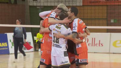 Los jugadores del CV Teruel celebran su victoria en el segundo partido de cuartos de final.