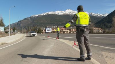 Guardia Civil de Tráfico realiza un control rutinario.