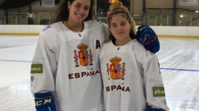 Las internacionales de CH Jaca con su selección. Foto: Club Hielo Jaca