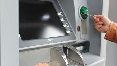 La investigación comenzó tras la llamada de la responsable de una sucursal bancaria. / Canva