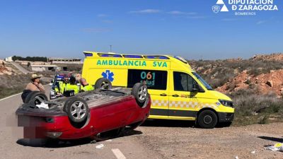El turismo ha quedado volcado sobre la calzada. / Diputación de Zaragoza