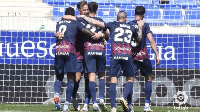 Los jugadores de la SD Huesca celebran el primer gol ante el Burgos.