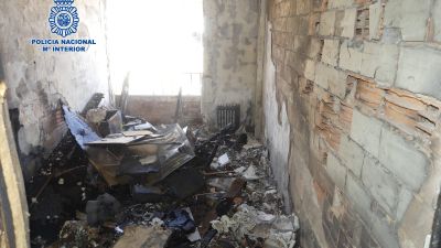 Aunque no hubo que lamentar daños personales, el piso quedó completamente calcinado. / Policía Nacional