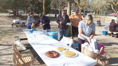 Turolenses preparando la mesa en el paraje de Fuente Cerrada.