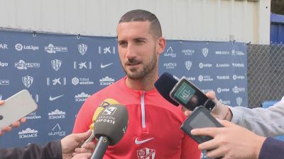 Óscar Sielva ante los medios de comunicación.