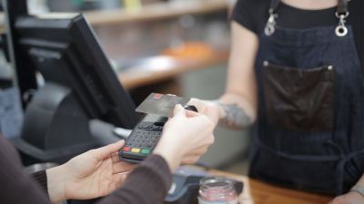 Un cliente pagando la cuenta en un establecimiento. / Canva.