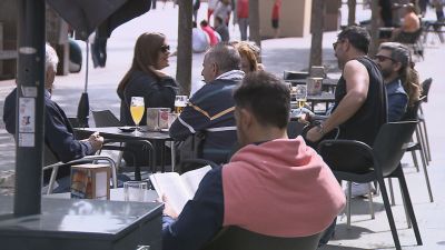 Varios clientes en la terraza de un local de hostelería.