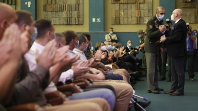 El ministro de Defensa ucraniano, Oleksii Réznikov, entrega una condecoración a un miembro del Cuerpo Militar de Sanidad del Ejército español. / EFE
