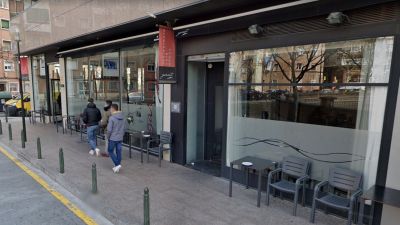 Fachada del restaurante de la plaza Antonio Beltrán Martínez, donde el detenido hurto 4.000 euros. / Google Maps