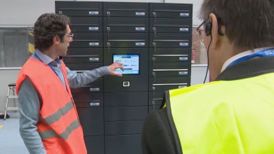 Un trabajador de BTV muestra el funcionamiento de uno de sus 'smart locks'.