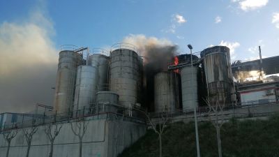 Silos ardiendo en la empresa Unión Derivan, en Zuera