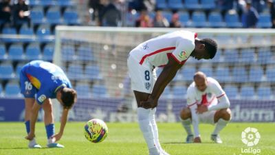 Los jugadores de la SD Huesca, abatidos tras su derrota en Andorra.