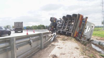 Imagen del camión accidentado en Huesca