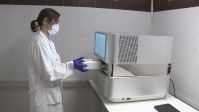 Una profesional del Hospital Clínico realiza una prueba con la nueva máquina de diagnóstico