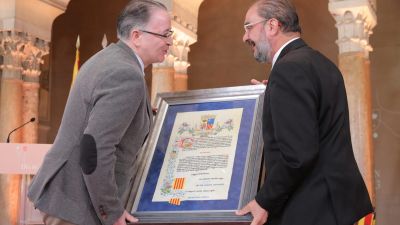 Carlos Raúl Maicas ha recogido el Premio Aragón 2023 para la revista Turia.
