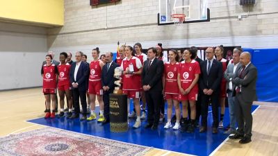 El presidente de Aragón, Javier Lambán, junto al equipo femenino Casademont en la entrega de la Medalla al Mérito Deportivo.