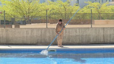 Personal de mantenimiento comienza a poner a punto una piscina.