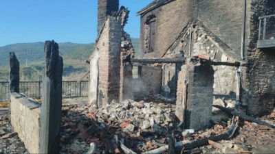 Imagen del chalé incendiado.