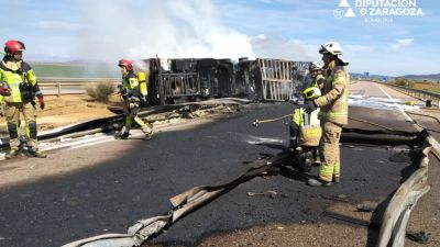 Cortada la A-23 en sentido Zaragoza por el incendio de un camión. / Diputación de Zaragoza