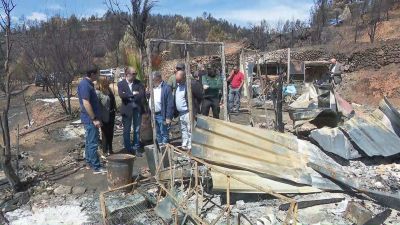 Javier Lambán y Mayte Pérez han visitado este miércoles las zonas de los municipios turolense de San Agustín y de Olba afectadas por el incendio registrado en marzo.